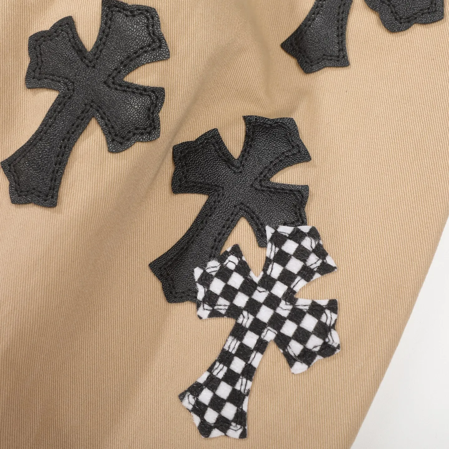 P260 Chrome Hearts/Chrome Hearts camouflage checkerboard horsehair cross patch leather jeans - Full of exploring the ultimate in fashion, Chrome Hearts' new Chrome Hearts pants cleverly integrate camouflage cross, checkerboard horsehair cross and other elements to break traditional boundaries. The clever fusion of Mattyboy’s same style, overalls and khaki jeans brings endless matching inspiration to fashionistas.  This pair of Croxin overalls not only presents a unique retro style, but also combines comfort and sophistication with its wide-leg, loose design. The mid-high waist design matches a lazy and casual style, which not only makes the legs longer but also maintains a casual feel, it is a must-have fashion choice for trendy men and trendy women.  Khaki overalls are unique in leather matching and color selection, making them the leader among overalls. Chrome Hearts' khaki cross chino casual pants have a prince-like aristocratic feel. The pants have 40 panels of leather and full texture. The W34 size is perfectly presented and has become the focus of the forefront of fashion. Whether it's for daily wear or a trendy try, these pants can bring you an excellent fashion experience.  Color: Khaki Size: 28 30 32 34 corresponding size s-xl